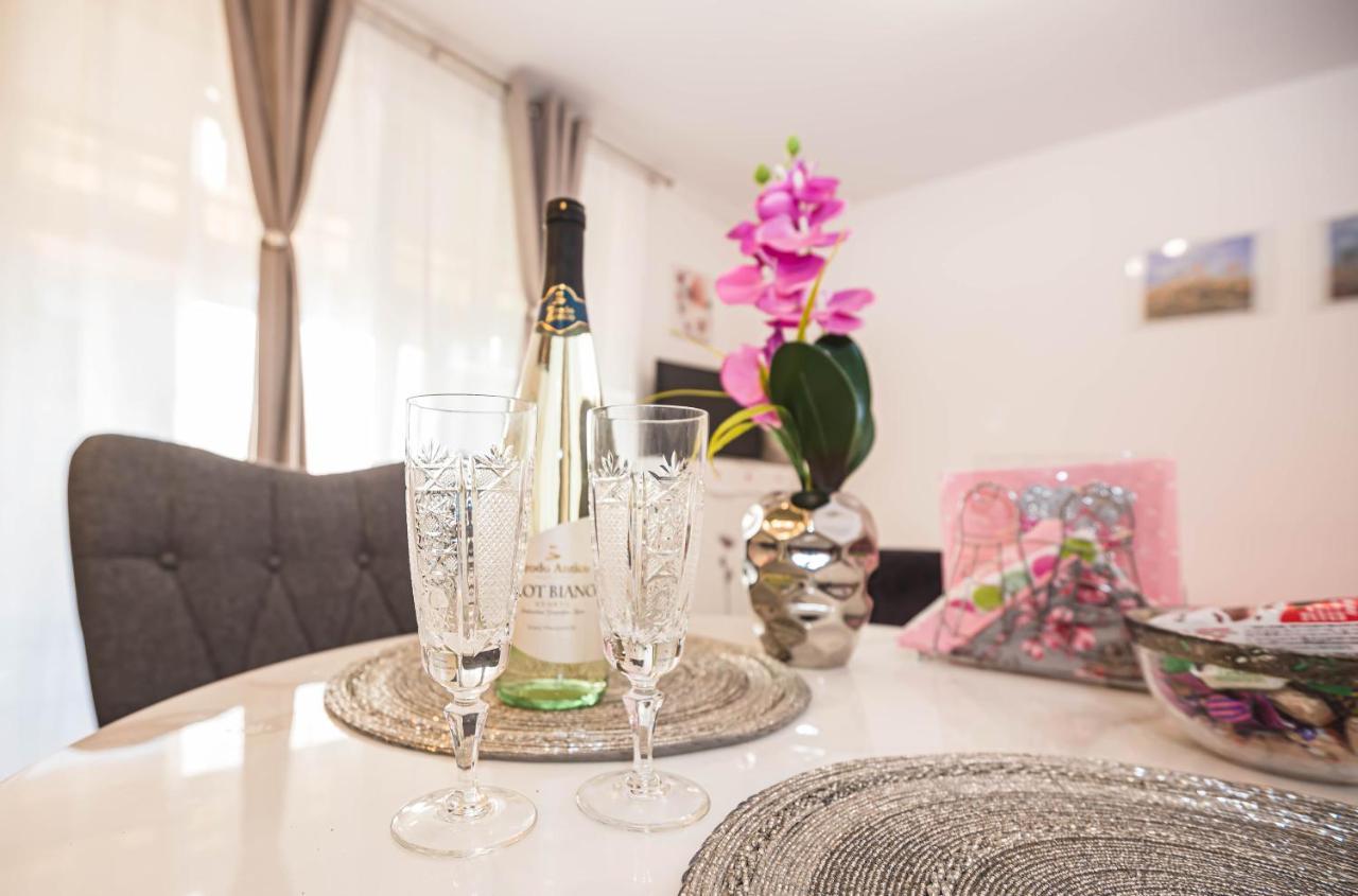 Apartments Mary & Free Parking Rovinj Exterior photo